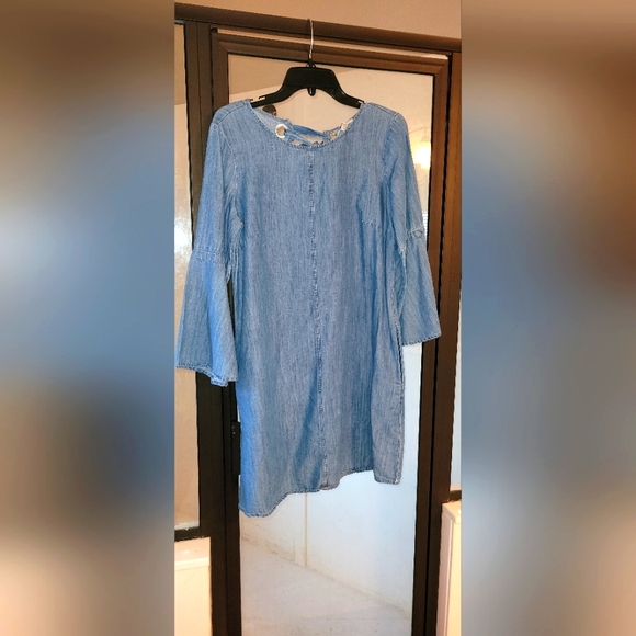 Beautiful lil denim dress - Picture 2 of 3